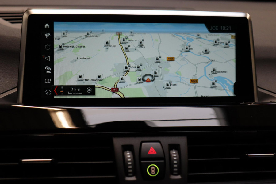 BMW X1 sDrive20i High Executive Sport Line Automaat / Head-up Display / Achteruitrijcamera / HiFi / Extra Getint Glas / Stoelverwarming / Parkeersensoren voor + achter / Sportstoelen / Cruise Control / Leder / LED
