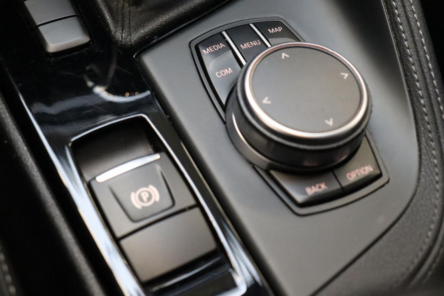 BMW X1 sDrive20i High Executive Sport Line Automaat / Head-up Display / Achteruitrijcamera / HiFi / Extra Getint Glas / Stoelverwarming / Parkeersensoren voor + achter / Sportstoelen / Cruise Control / Leder / LED