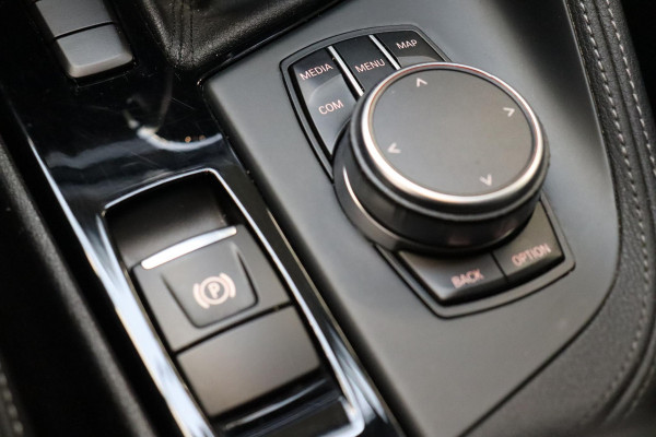 BMW X1 sDrive20i High Executive Sport Line Automaat / Head-up Display / Achteruitrijcamera / HiFi / Extra Getint Glas / Stoelverwarming / Parkeersensoren voor + achter / Sportstoelen / Cruise Control / Leder / LED