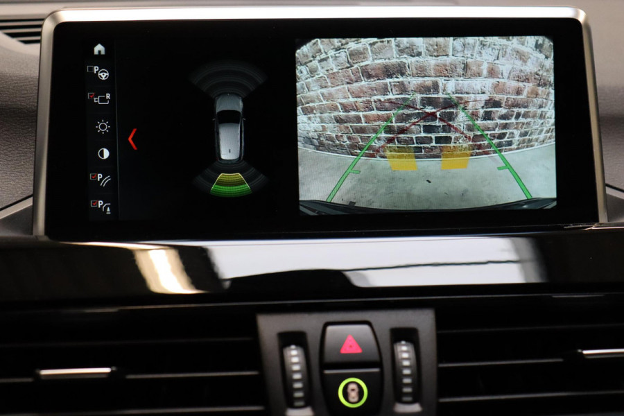 BMW X1 sDrive20i High Executive Sport Line Automaat / Head-up Display / Achteruitrijcamera / HiFi / Extra Getint Glas / Stoelverwarming / Parkeersensoren voor + achter / Sportstoelen / Cruise Control / Leder / LED
