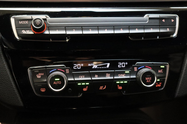 BMW X1 sDrive20i High Executive Sport Line Automaat / Head-up Display / Achteruitrijcamera / HiFi / Extra Getint Glas / Stoelverwarming / Parkeersensoren voor + achter / Sportstoelen / Cruise Control / Leder / LED