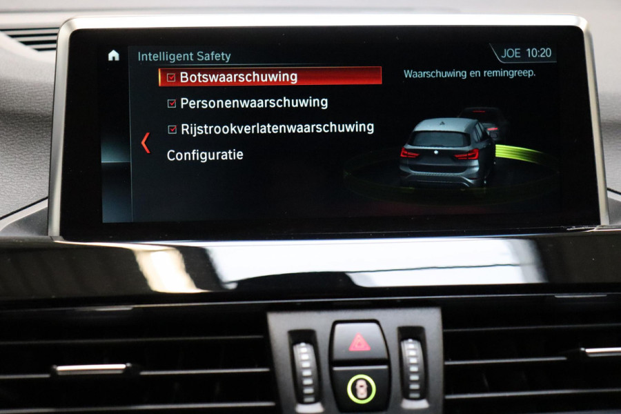BMW X1 sDrive20i High Executive Sport Line Automaat / Head-up Display / Achteruitrijcamera / HiFi / Extra Getint Glas / Stoelverwarming / Parkeersensoren voor + achter / Sportstoelen / Cruise Control / Leder / LED