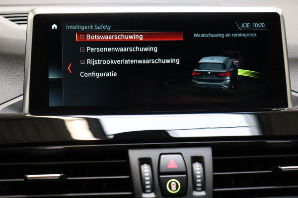 BMW X1 sDrive20i High Executive Sport Line Automaat / Head-up Display / Achteruitrijcamera / HiFi / Extra Getint Glas / Stoelverwarming / Parkeersensoren voor + achter / Sportstoelen / Cruise Control / Leder / LED