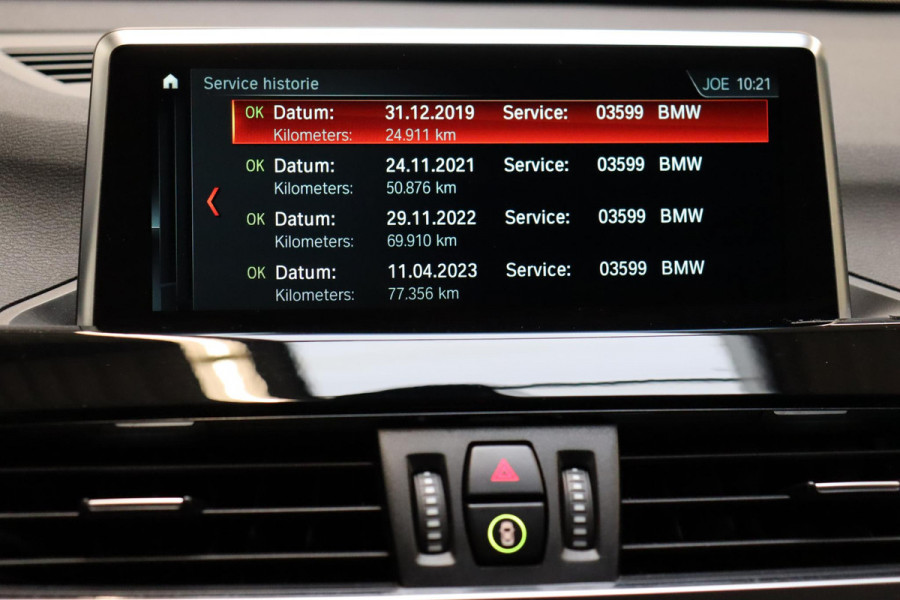 BMW X1 sDrive20i High Executive Sport Line Automaat / Head-up Display / Achteruitrijcamera / HiFi / Extra Getint Glas / Stoelverwarming / Parkeersensoren voor + achter / Sportstoelen / Cruise Control / Leder / LED