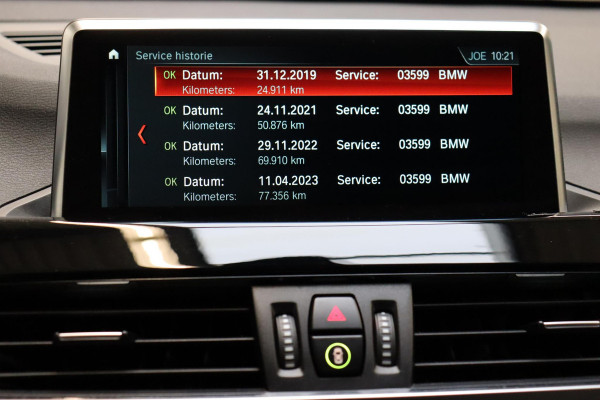 BMW X1 sDrive20i High Executive Sport Line Automaat / Head-up Display / Achteruitrijcamera / HiFi / Extra Getint Glas / Stoelverwarming / Parkeersensoren voor + achter / Sportstoelen / Cruise Control / Leder / LED