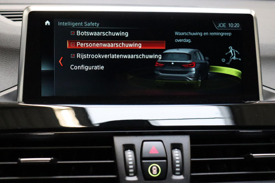 BMW X1 sDrive20i High Executive Sport Line Automaat / Head-up Display / Achteruitrijcamera / HiFi / Extra Getint Glas / Stoelverwarming / Parkeersensoren voor + achter / Sportstoelen / Cruise Control / Leder / LED