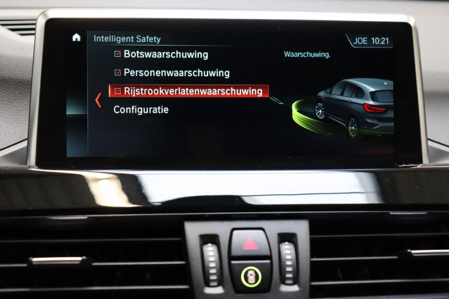 BMW X1 sDrive20i High Executive Sport Line Automaat / Head-up Display / Achteruitrijcamera / HiFi / Extra Getint Glas / Stoelverwarming / Parkeersensoren voor + achter / Sportstoelen / Cruise Control / Leder / LED