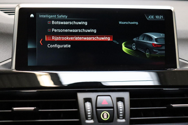 BMW X1 sDrive20i High Executive Sport Line Automaat / Head-up Display / Achteruitrijcamera / HiFi / Extra Getint Glas / Stoelverwarming / Parkeersensoren voor + achter / Sportstoelen / Cruise Control / Leder / LED