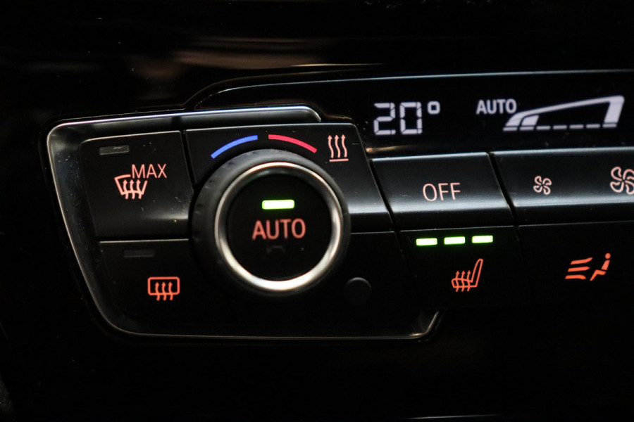 BMW X1 sDrive20i High Executive Sport Line Automaat / Head-up Display / Achteruitrijcamera / HiFi / Extra Getint Glas / Stoelverwarming / Parkeersensoren voor + achter / Sportstoelen / Cruise Control / Leder / LED