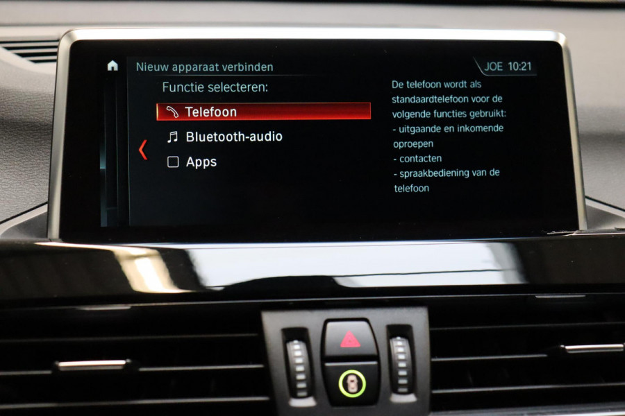 BMW X1 sDrive20i High Executive Sport Line Automaat / Head-up Display / Achteruitrijcamera / HiFi / Extra Getint Glas / Stoelverwarming / Parkeersensoren voor + achter / Sportstoelen / Cruise Control / Leder / LED
