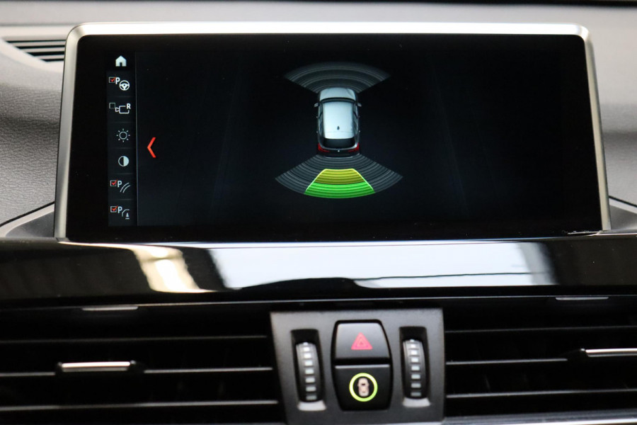 BMW X1 sDrive20i High Executive Sport Line Automaat / Head-up Display / Achteruitrijcamera / HiFi / Extra Getint Glas / Stoelverwarming / Parkeersensoren voor + achter / Sportstoelen / Cruise Control / Leder / LED