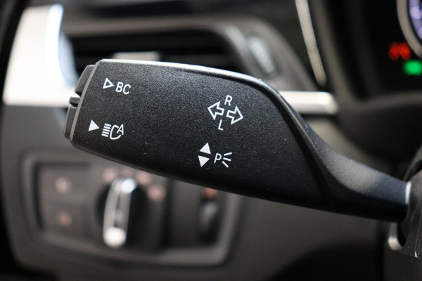 BMW X1 sDrive20i High Executive Sport Line Automaat / Head-up Display / Achteruitrijcamera / HiFi / Extra Getint Glas / Stoelverwarming / Parkeersensoren voor + achter / Sportstoelen / Cruise Control / Leder / LED