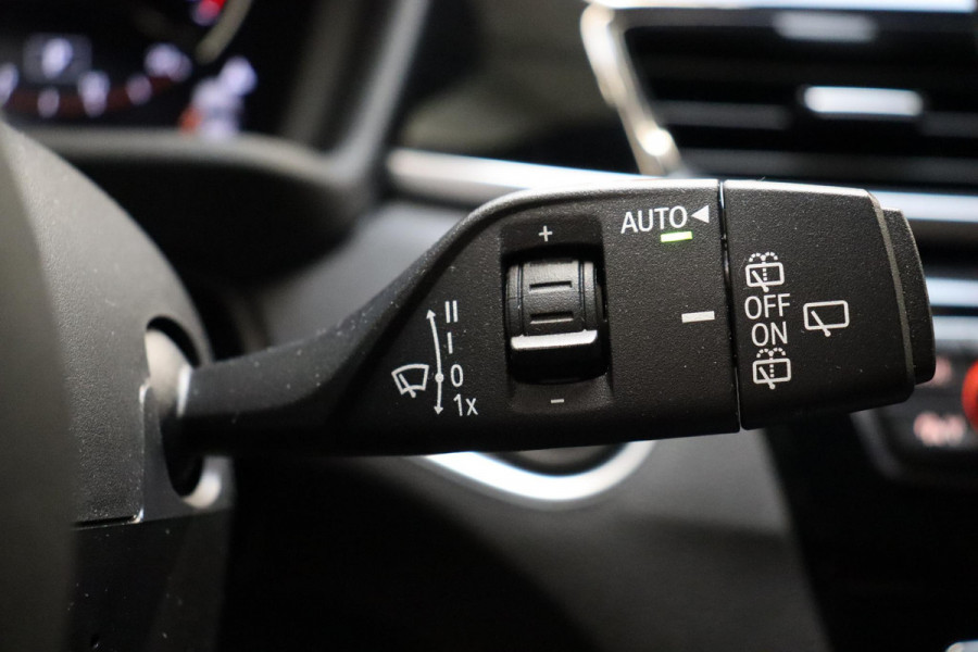 BMW X1 sDrive20i High Executive Sport Line Automaat / Head-up Display / Achteruitrijcamera / HiFi / Extra Getint Glas / Stoelverwarming / Parkeersensoren voor + achter / Sportstoelen / Cruise Control / Leder / LED