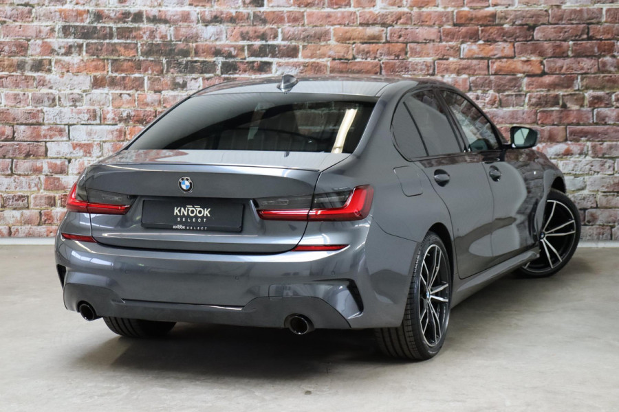 BMW 3 Serie Sedan 318i Executive M Sport Pakket Automaat / Live Cockpit Professional / M Sportonderstel / Navigatie Professional / Sportstoelen / HiFi / Active Guard Plus / Parkeersensoren voor + achter / Shadow Line / 19 Inch / Extra Getint Glas / DAB