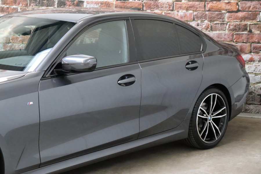BMW 3 Serie Sedan 318i Executive M Sport Pakket Automaat / Live Cockpit Professional / M Sportonderstel / Navigatie Professional / Sportstoelen / HiFi / Active Guard Plus / Parkeersensoren voor + achter / Shadow Line / 19 Inch / Extra Getint Glas / DAB