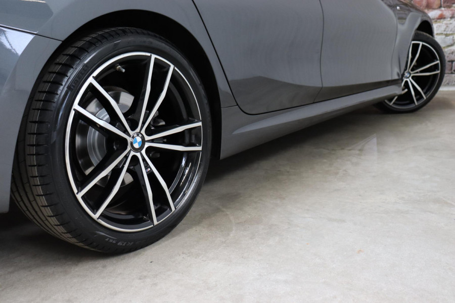 BMW 3 Serie Sedan 318i Executive M Sport Pakket Automaat / Live Cockpit Professional / M Sportonderstel / Navigatie Professional / Sportstoelen / HiFi / Active Guard Plus / Parkeersensoren voor + achter / Shadow Line / 19 Inch / Extra Getint Glas / DAB