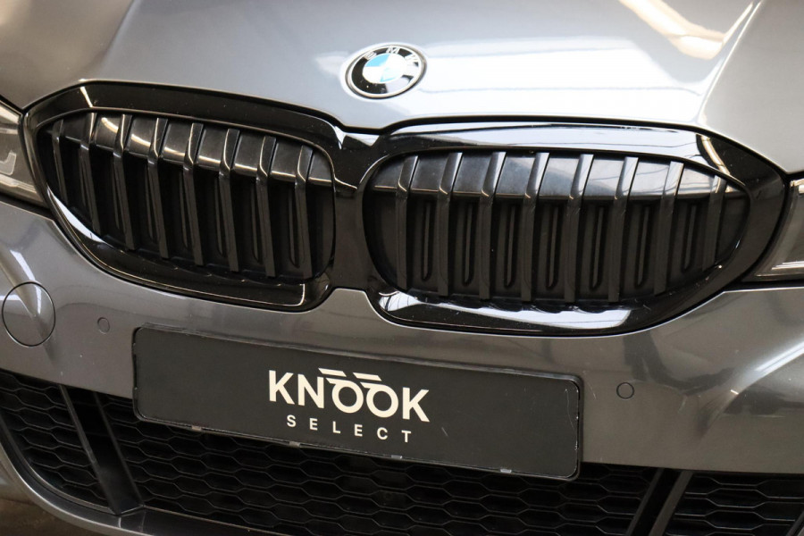 BMW 3 Serie Sedan 318i Executive M Sport Pakket Automaat / Live Cockpit Professional / M Sportonderstel / Navigatie Professional / Sportstoelen / HiFi / Active Guard Plus / Parkeersensoren voor + achter / Shadow Line / 19 Inch / Extra Getint Glas / DAB