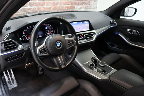BMW 3 Serie Sedan 318i Executive M Sport Pakket Automaat / Live Cockpit Professional / M Sportonderstel / Navigatie Professional / Sportstoelen / HiFi / Active Guard Plus / Parkeersensoren voor + achter / Shadow Line / 19 Inch / Extra Getint Glas / DAB
