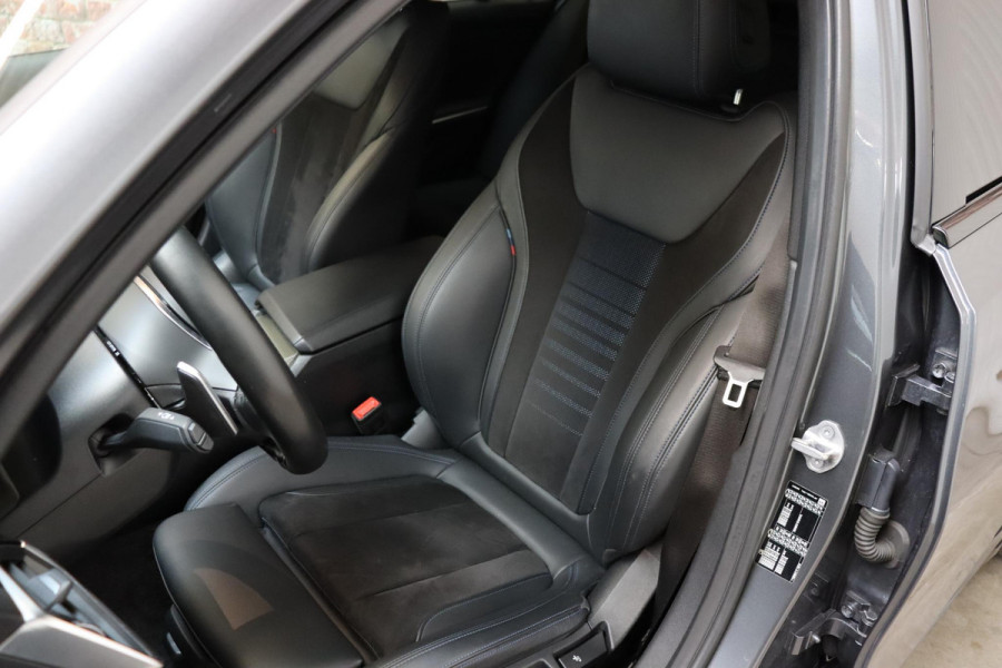 BMW 3 Serie Sedan 318i Executive M Sport Pakket Automaat / Live Cockpit Professional / M Sportonderstel / Navigatie Professional / Sportstoelen / HiFi / Active Guard Plus / Parkeersensoren voor + achter / Shadow Line / 19 Inch / Extra Getint Glas / DAB