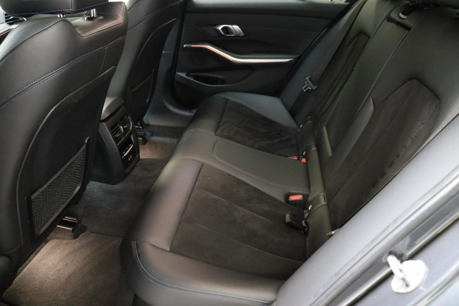 BMW 3 Serie Sedan 318i Executive M Sport Pakket Automaat / Live Cockpit Professional / M Sportonderstel / Navigatie Professional / Sportstoelen / HiFi / Active Guard Plus / Parkeersensoren voor + achter / Shadow Line / 19 Inch / Extra Getint Glas / DAB