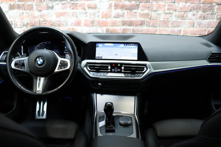 BMW 3 Serie Sedan 318i Executive M Sport Pakket Automaat / Live Cockpit Professional / M Sportonderstel / Navigatie Professional / Sportstoelen / HiFi / Active Guard Plus / Parkeersensoren voor + achter / Shadow Line / 19 Inch / Extra Getint Glas / DAB