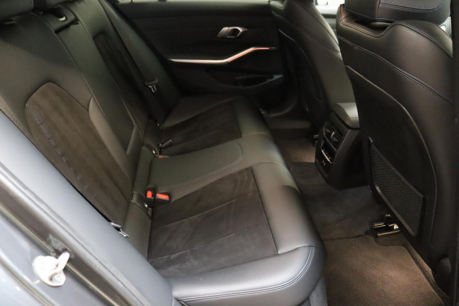 BMW 3 Serie Sedan 318i Executive M Sport Pakket Automaat / Live Cockpit Professional / M Sportonderstel / Navigatie Professional / Sportstoelen / HiFi / Active Guard Plus / Parkeersensoren voor + achter / Shadow Line / 19 Inch / Extra Getint Glas / DAB