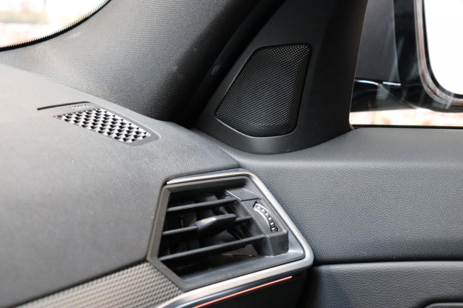 BMW 3 Serie Sedan 318i Executive M Sport Pakket Automaat / Live Cockpit Professional / M Sportonderstel / Navigatie Professional / Sportstoelen / HiFi / Active Guard Plus / Parkeersensoren voor + achter / Shadow Line / 19 Inch / Extra Getint Glas / DAB