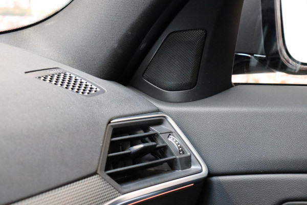 BMW 3 Serie Sedan 318i Executive M Sport Pakket Automaat / Live Cockpit Professional / M Sportonderstel / Navigatie Professional / Sportstoelen / HiFi / Active Guard Plus / Parkeersensoren voor + achter / Shadow Line / 19 Inch / Extra Getint Glas / DAB