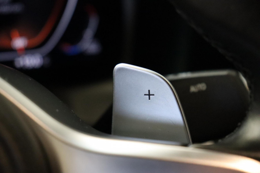 BMW 3 Serie Sedan 318i Executive M Sport Pakket Automaat / Live Cockpit Professional / M Sportonderstel / Navigatie Professional / Sportstoelen / HiFi / Active Guard Plus / Parkeersensoren voor + achter / Shadow Line / 19 Inch / Extra Getint Glas / DAB