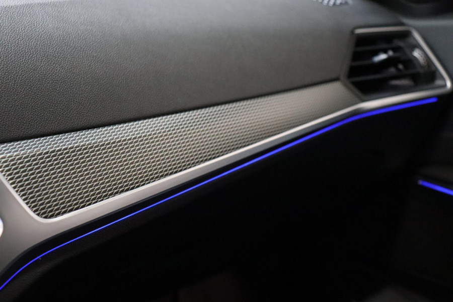BMW 3 Serie Sedan 318i Executive M Sport Pakket Automaat / Live Cockpit Professional / M Sportonderstel / Navigatie Professional / Sportstoelen / HiFi / Active Guard Plus / Parkeersensoren voor + achter / Shadow Line / 19 Inch / Extra Getint Glas / DAB