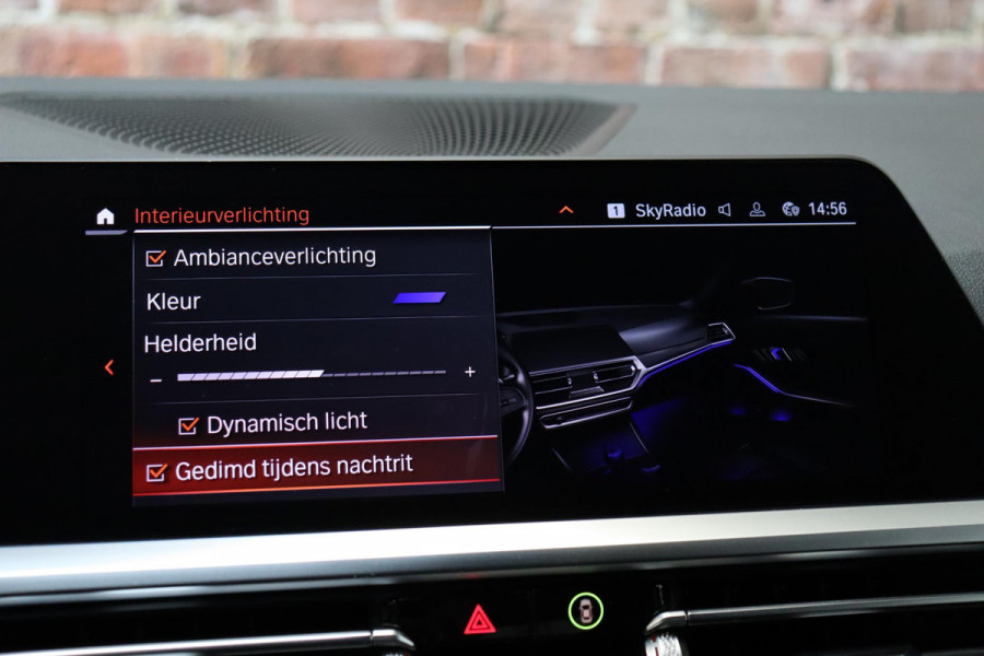 BMW 3 Serie Sedan 318i Executive M Sport Pakket Automaat / Live Cockpit Professional / M Sportonderstel / Navigatie Professional / Sportstoelen / HiFi / Active Guard Plus / Parkeersensoren voor + achter / Shadow Line / 19 Inch / Extra Getint Glas / DAB