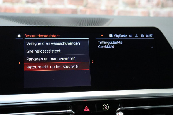 BMW 3 Serie Sedan 318i Executive M Sport Pakket Automaat / Live Cockpit Professional / M Sportonderstel / Navigatie Professional / Sportstoelen / HiFi / Active Guard Plus / Parkeersensoren voor + achter / Shadow Line / 19 Inch / Extra Getint Glas / DAB