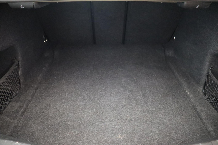 BMW 3 Serie Sedan 318i Executive M Sport Pakket Automaat / Live Cockpit Professional / M Sportonderstel / Navigatie Professional / Sportstoelen / HiFi / Active Guard Plus / Parkeersensoren voor + achter / Shadow Line / 19 Inch / Extra Getint Glas / DAB