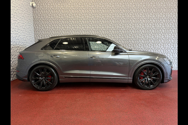 Audi Q8 60 TFSI E COMPETITION PLUS LUCHTVERING SOFT.CLOSE 23''LMV B&O ACHTERAS.BST VALCONA LEER TREKHAAK HEADUP CARBON.INT MATRIX/LASER NIEUWE ONGEBRUIKTE AUTO