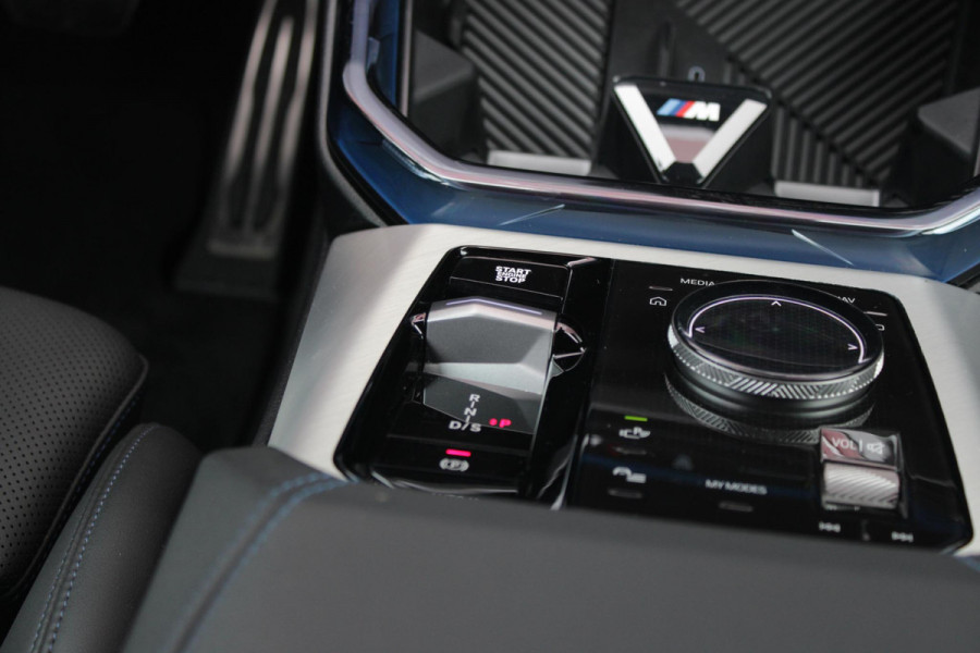 BMW X3 M50 xDrive 399PK M-SPORT PRO | PANORAMA DAK | HARMAN KARDON AUDIO SYSTEM | COMFORT PACK: (STOELVENTILATIE OP DE VOORSTOELEN, ELEKTRISCH VERWARMBARE VOORSTOELEN EN BUITENSTE ZITPLAATSEN ACHTERIN, HANDBEDIENDE ZONNESCHERMEN VOOR ACHTERPORTIERRUITEN) | PREMIUM PACK: (ELEKTRISCH VERSTELBARE LENDESTEUN VOOR BESTUURDER EN PASSAGIER, TRAVEL EN COMFORT SYSTEEM, ADAPTIEVE LED KOPLAMPEN) | PROFESSIONAL PACK: (PARKING ASSISTANT PLUS, DRIVING ASSISTANT PLUS, INTERIEURCAMERA, BMW LIVE COCKPIT PROFESSIONAL) | SHADOW LINE | NAVIGATIE | DRAADLOZE APPLE CARPLAY/ANDROID AUTO | DUBBELE D