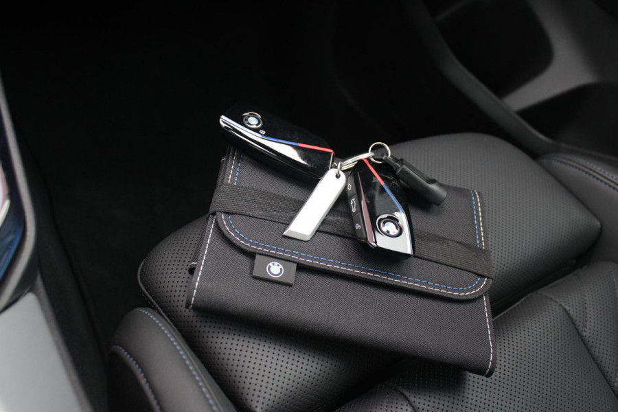 BMW X3 M50 xDrive 399PK M-SPORT PRO | PANORAMA DAK | HARMAN KARDON AUDIO SYSTEM | COMFORT PACK: (STOELVENTILATIE OP DE VOORSTOELEN, ELEKTRISCH VERWARMBARE VOORSTOELEN EN BUITENSTE ZITPLAATSEN ACHTERIN, HANDBEDIENDE ZONNESCHERMEN VOOR ACHTERPORTIERRUITEN) | PREMIUM PACK: (ELEKTRISCH VERSTELBARE LENDESTEUN VOOR BESTUURDER EN PASSAGIER, TRAVEL EN COMFORT SYSTEEM, ADAPTIEVE LED KOPLAMPEN) | PROFESSIONAL PACK: (PARKING ASSISTANT PLUS, DRIVING ASSISTANT PLUS, INTERIEURCAMERA, BMW LIVE COCKPIT PROFESSIONAL) | SHADOW LINE | NAVIGATIE | DRAADLOZE APPLE CARPLAY/ANDROID AUTO | DUBBELE D