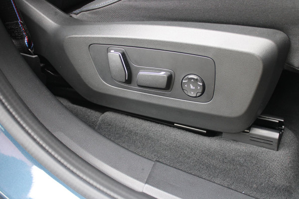 BMW X3 M50 xDrive 399PK M-SPORT PRO | PANORAMA DAK | HARMAN KARDON AUDIO SYSTEM | COMFORT PACK: (STOELVENTILATIE OP DE VOORSTOELEN, ELEKTRISCH VERWARMBARE VOORSTOELEN EN BUITENSTE ZITPLAATSEN ACHTERIN, HANDBEDIENDE ZONNESCHERMEN VOOR ACHTERPORTIERRUITEN) | PREMIUM PACK: (ELEKTRISCH VERSTELBARE LENDESTEUN VOOR BESTUURDER EN PASSAGIER, TRAVEL EN COMFORT SYSTEEM, ADAPTIEVE LED KOPLAMPEN) | PROFESSIONAL PACK: (PARKING ASSISTANT PLUS, DRIVING ASSISTANT PLUS, INTERIEURCAMERA, BMW LIVE COCKPIT PROFESSIONAL) | SHADOW LINE | NAVIGATIE | DRAADLOZE APPLE CARPLAY/ANDROID AUTO | DUBBELE D