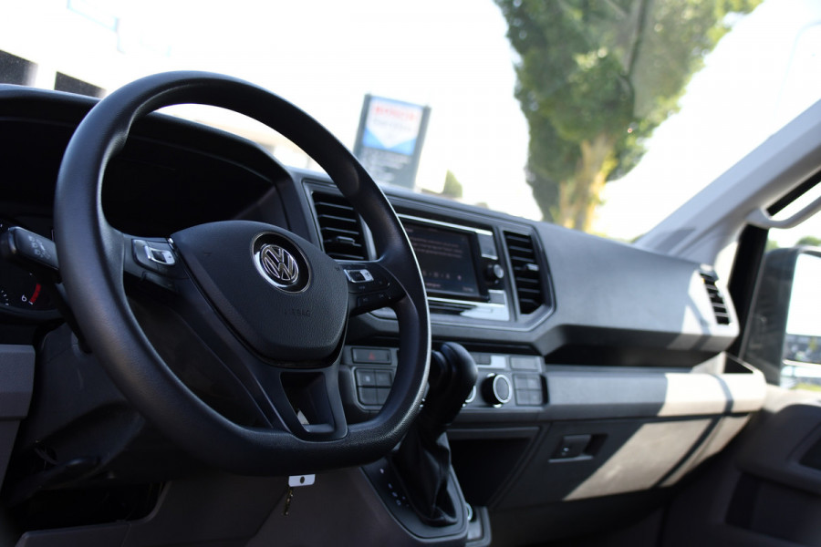 Volkswagen Crafter 35 2.0 TDI L3H3 Black Edition Camera, Adaptieve Cruise, 3000kg Trekhaak, Automaat, LED, Geveerde stoel, 164pk, Massage stoel, Uniek!