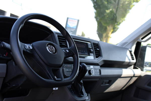 Volkswagen Crafter 35 2.0 TDI L3H3 Black Edition Camera, Adaptieve Cruise, 3000kg Trekhaak, Automaat, LED, Geveerde stoel, 164pk, Massage stoel, Uniek!