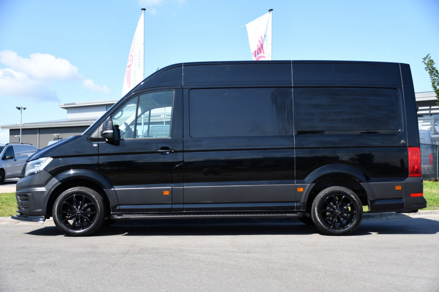 Volkswagen Crafter 35 2.0 TDI L3H3 Black Edition Camera, Adaptieve Cruise, 3000kg Trekhaak, Automaat, LED, Geveerde stoel, 164pk, Massage stoel, Uniek!