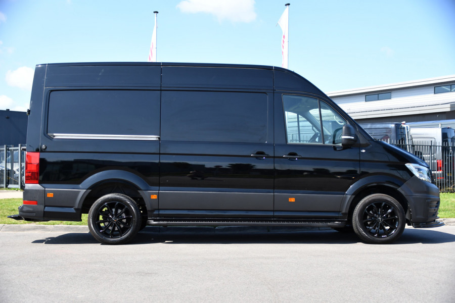 Volkswagen Crafter 35 2.0 TDI L3H3 Black Edition Camera, Adaptieve Cruise, 3000kg Trekhaak, Automaat, LED, Geveerde stoel, 164pk, Massage stoel, Uniek!