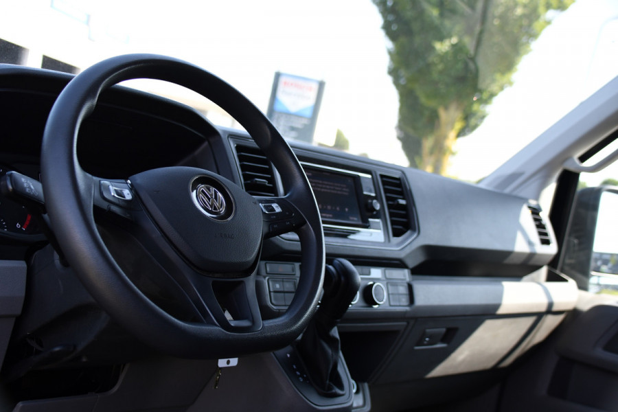 Volkswagen Crafter 35 2.0 TDI L3H3 Black Edition Camera, Adaptieve Cruise, 3000kg Trekhaak, Automaat, LED, Geveerde stoel, 164pk, Massage stoel, Uniek!