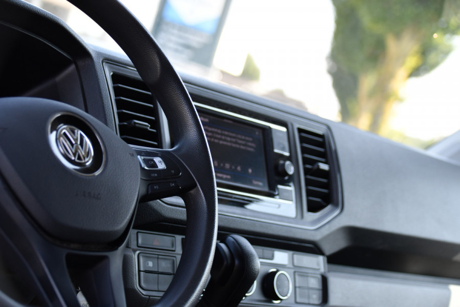 Volkswagen Crafter 35 2.0 TDI L3H3 Black Edition Camera, Adaptieve Cruise, 3000kg Trekhaak, Automaat, LED, Geveerde stoel, 164pk, Massage stoel, Uniek!