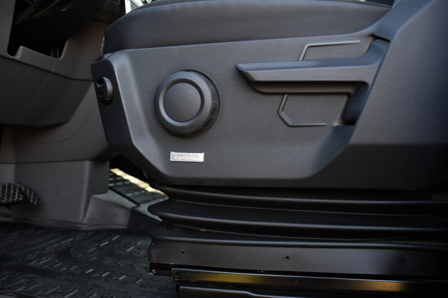 Volkswagen Crafter 35 2.0 TDI L3H3 Black Edition Camera, Adaptieve Cruise, 3000kg Trekhaak, Automaat, LED, Geveerde stoel, 164pk, Massage stoel, Uniek!