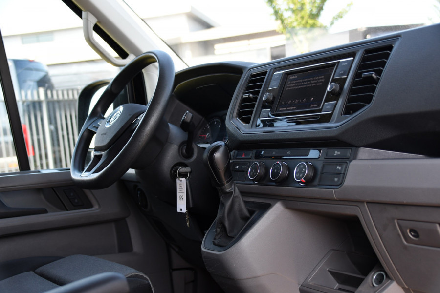Volkswagen Crafter 35 2.0 TDI L3H3 Black Edition Camera, Adaptieve Cruise, 3000kg Trekhaak, Automaat, LED, Geveerde stoel, 164pk, Massage stoel, Uniek!