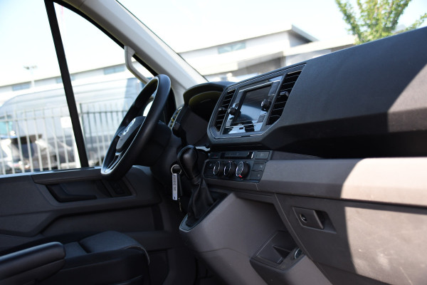 Volkswagen Crafter 35 2.0 TDI L3H3 Black Edition Camera, Adaptieve Cruise, 3000kg Trekhaak, Automaat, LED, Geveerde stoel, 164pk, Massage stoel, Uniek!
