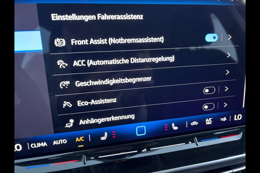 Volkswagen Golf Variant 1.5 eTSI Life 115 PK DSG | Navigatie | Trekhaak | Stoel- en stuurverwarming |