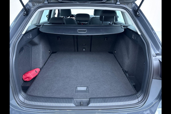 Volkswagen Golf Variant 1.5 eTSI Life 115 PK DSG | Navigatie | Trekhaak | Stoel- en stuurverwarming |