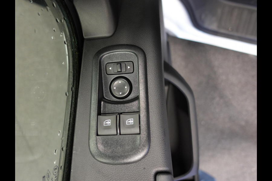 Renault Master T33 2.3 dCi 135PK L2H2 BPM VRIJ! Airco Cruise control Parkeersensoren Navigatie Trekhaak 3Zits Lat om lat Laadvloer Apple Carplay Android auto
