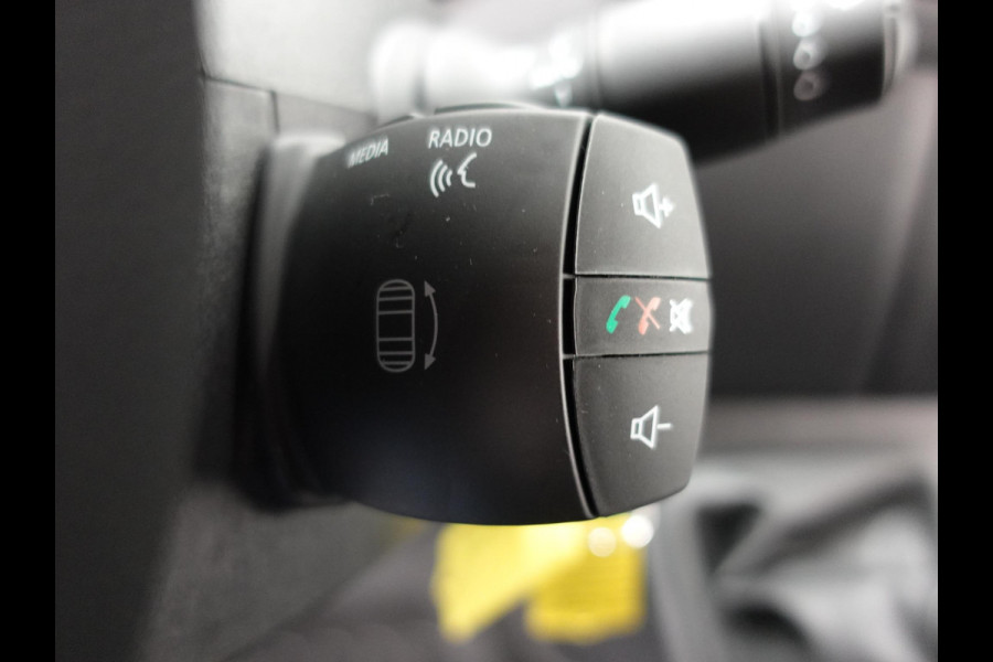 Renault Master T33 2.3 dCi 135PK L2H2 BPM VRIJ! Airco Cruise control Parkeersensoren Navigatie Trekhaak 3Zits Lat om lat Laadvloer Apple Carplay Android auto